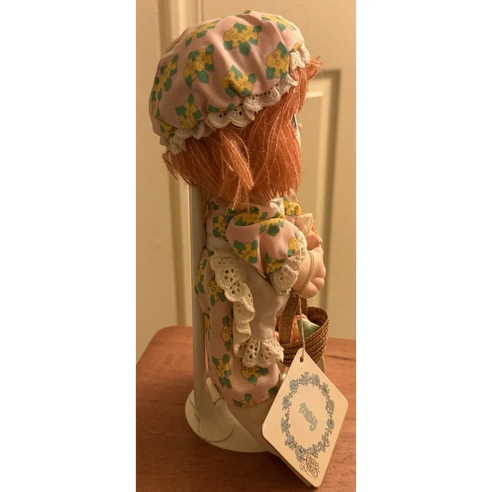 Vintage precious‎ moments plush DOLL MANDY 16017 W/ Basket May 1987 With Stand